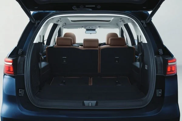 BYD M6 - Slide 5